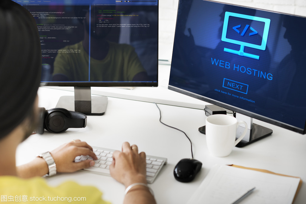 商人在與 web 托管計算機上工作